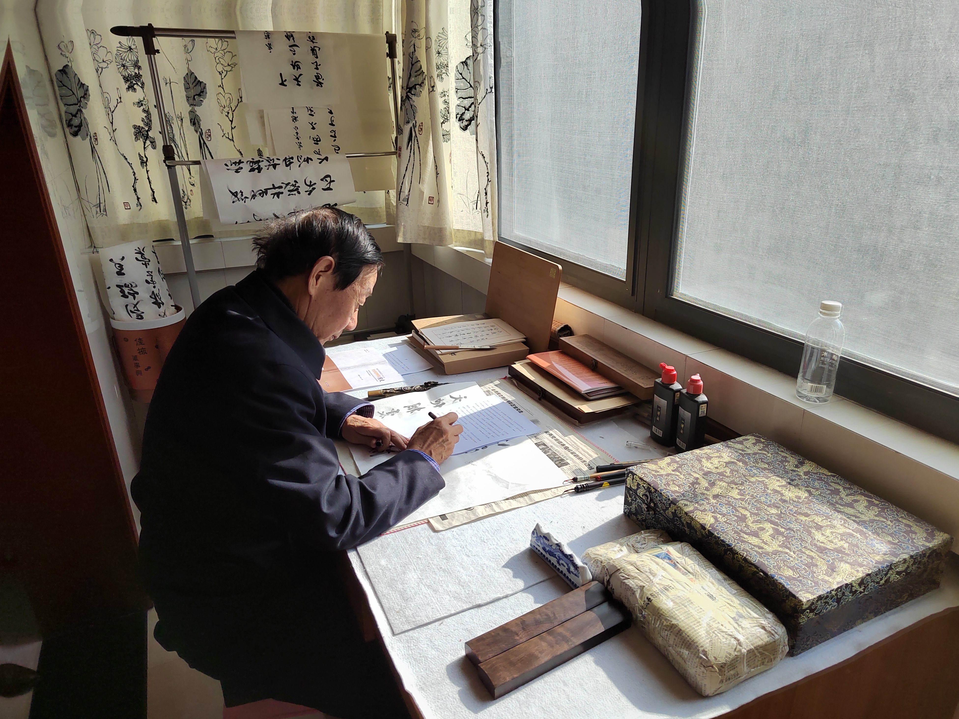 孙武学校长现场为学院院史作序签名.jpg