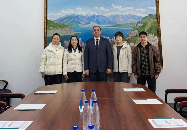 塔什干国立农业大学副校长Aziz Abduvasikov（中）、李桦教授（左二）、张晓慧副教授（右二）、语言文化学院汉语教学志愿者（左一、右一）.jpg